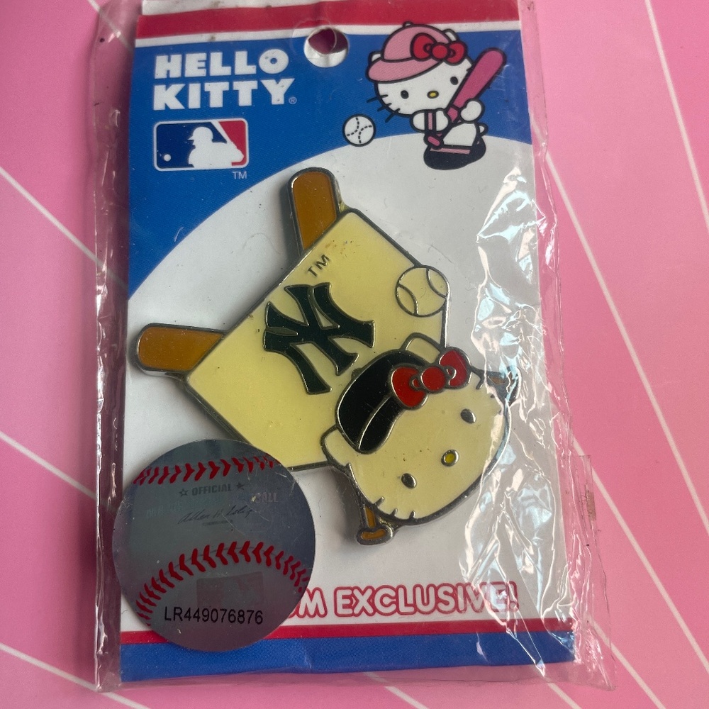 COLLECTIBLE LIMITED EDITION HELLO KITTY NYY MLB PLATE PIN